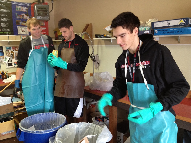 Students recycling at SOU